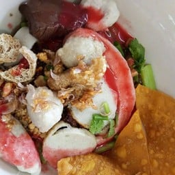 ก๋วยเตี๋ยวลูกชิ้นโฟแห้งยำ