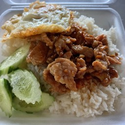 ข้าวหมูกระเทียม + ไข่ดาว