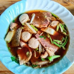 ก๋วยเตี๋ยววัดดงมูลเหล็กบัวทอง เนื้อตุ๋น-หมูตุ๋น