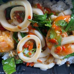 ข้าวราดผัดโหระพาทะเล