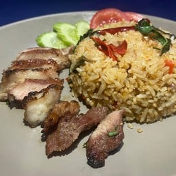 ข้าวคลุกกะเพราหมูย่าง