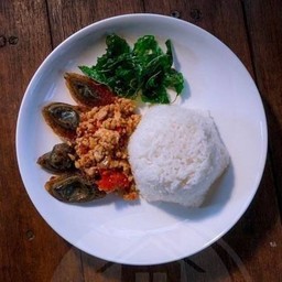 ข้าวไข่เยี่ยวม้ากะเพรากรอบ