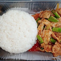ผัดพริกแกงหมูราดข้าว