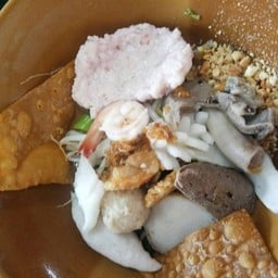 ก๋วยเตี๋ยวแห้งลูกชิ้น+หมูเด้ง+เครื่องในหมู+ทะเล