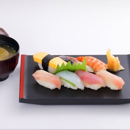 Nigiri-Sushi (with Miso soup) ข้าวปั้นหน้าปลาดิบ(พร้อมซุปมิโซะ)