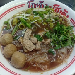 ก๋วยเตี๋ยวโกเด้งปากทางเข้าเนินพะยอม