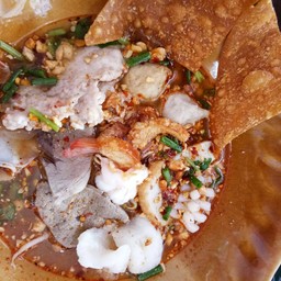 ก๋วยเตี๋ยวต้มยำลูกชิ้น+หมูเด้ง+เครื่องในหมู+ทะเล