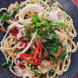 สปาเก็ตตี้ หมู กะเพรากรอบ