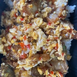 ข้าวราดผัดไข่หมูกรอบ