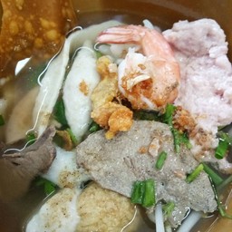 ก๋วยเตี๋ยวน้ำใสลูกชิ้น+หมูเด้ง+เครื่องในหมู+ทะเล
