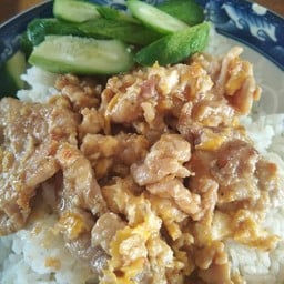 ข้าวหมูไข่เยิ้ม