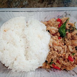กะเพราหมูสับราดข้าว