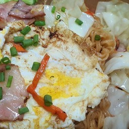 มาม่าผัดไข่เบค่อน