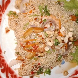 ยำมาม่าทะเลรวมหมูยอ