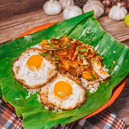 ข้าวผัดพริกแกง ถาดไซส์M + ไข่ดาว 2ฟอง