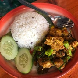 ข้าวราดพริกแกงไก่กรอบ
