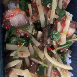 ข้าวราดผัดหน่อไม้หมูกรอบ