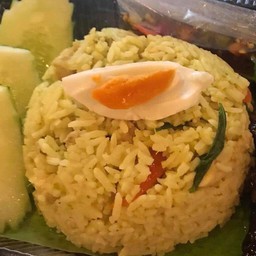 ข้าวผัดแกงเขียวหวานไข่เค็ม