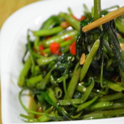 ผัดผักบุ้ง炒空心菜