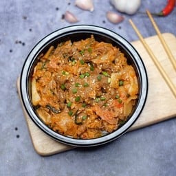 ข้าวหน้าเนื้อผัดกิมจิ