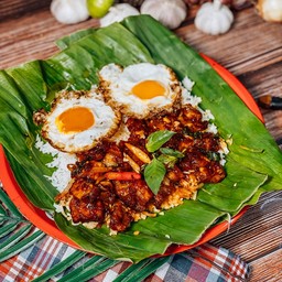 ข้าวผัดพริกเผา ถาดไซส์ M + ไข่ดาว 2 ฟอง