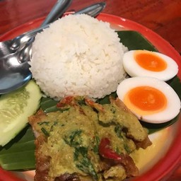 ข้าวหน้าหมูทอดราดซอสเขียวหวาน