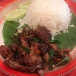 ข้าวราดกะเพราหมูปั้น