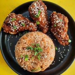 ข้าวผัดกิมจิ ไก่ทอดซอสเกาหลี