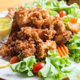 สลัดไก่ทอด Fried chicken salad