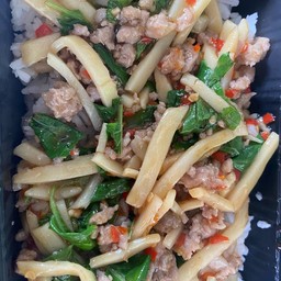 ข้าวราดผัดหน่อไม้หมูสับ