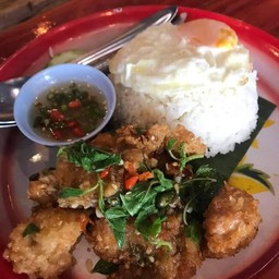 ข้าวราดกะเพราไก่กรอบ