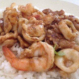 รวมมิตรกระเทียมราดข้าว