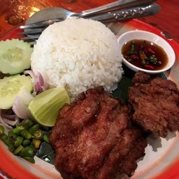 ข้าวหน้าหมูปั้นแฟมมิลี่