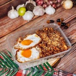 ข้าวกระเทียมถาด Size M + ไข่ดาว 2ฟอง