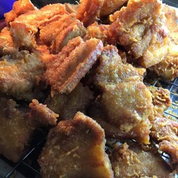 หมูทอด (หมูทอด) หมักทรงเครื่องด้วยสตรูแม่ไก่เองสองชิ้นต่อกล่อง