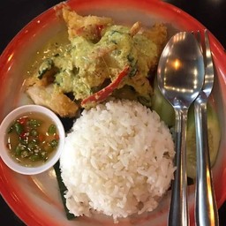 ข้าวหน้าไก่กรอบราดซอสเขียวหวาน
