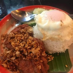 ข้าวหมูปั้นทอดกระเทียมพริกไทย