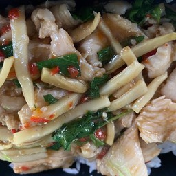 ข้าวราดผัดหน่อไม้ไก่