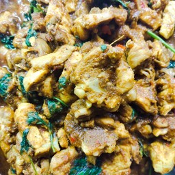 ผัดเผ็ดไก่ใบยี่หร่า