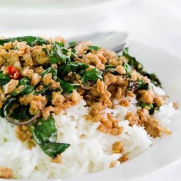 กะเพราพริกแห้ง ไข่ข้น ผัดไทยกุ้งสด พร้อมชัย