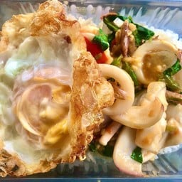 ข้าวผัดกะเพราหมึก+ไข่ดาว