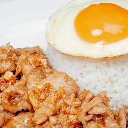 ข้าวกระเทียมพริกไทย