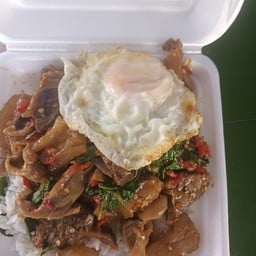 ข้าวกระเพราหมูตุ๋นใข่ดาวน้ำซุปหมู