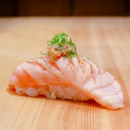 Salmon tataki sushi