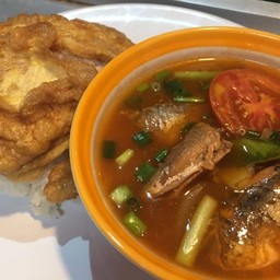ต้มยำปลากระป๋องกับข้าวไข่เจียว