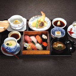 Wakaba D Set (Served with Sushi 8 pcs.;Salmon, Kanpachi, Madai, Akami, Ama Ebi, Ikura, Hotate, Otoro
