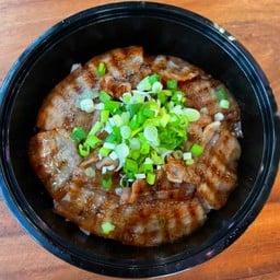 ข้าวหน้าหมู (สามชั้น) ย่างเตาถ่าน