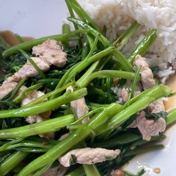 ผัดผักบุ้งหมูชิ้นราดข้าว