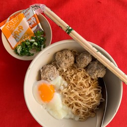 มาม่าหมูสับ ไข่