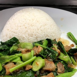 ข้าวราดคะน้าหมูกรอบ